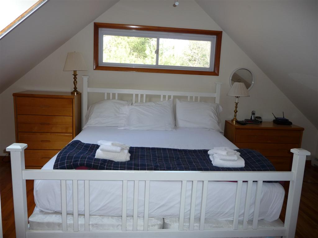 46 Claypit showing king size bed in master bedroom
